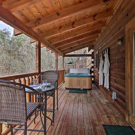 Romantic Cabin With Hot Tub In Pigeon Forge! Εξωτερικό φωτογραφία