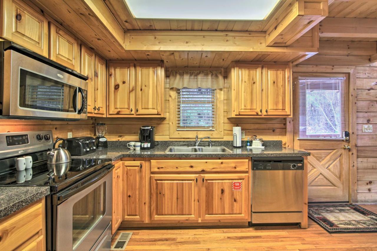 Romantic Cabin With Hot Tub In Pigeon Forge! Εξωτερικό φωτογραφία