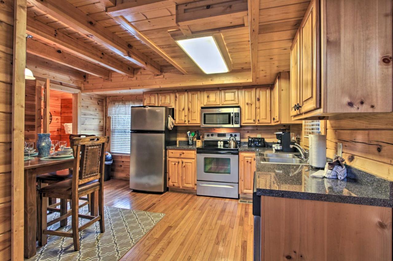 Romantic Cabin With Hot Tub In Pigeon Forge! Εξωτερικό φωτογραφία