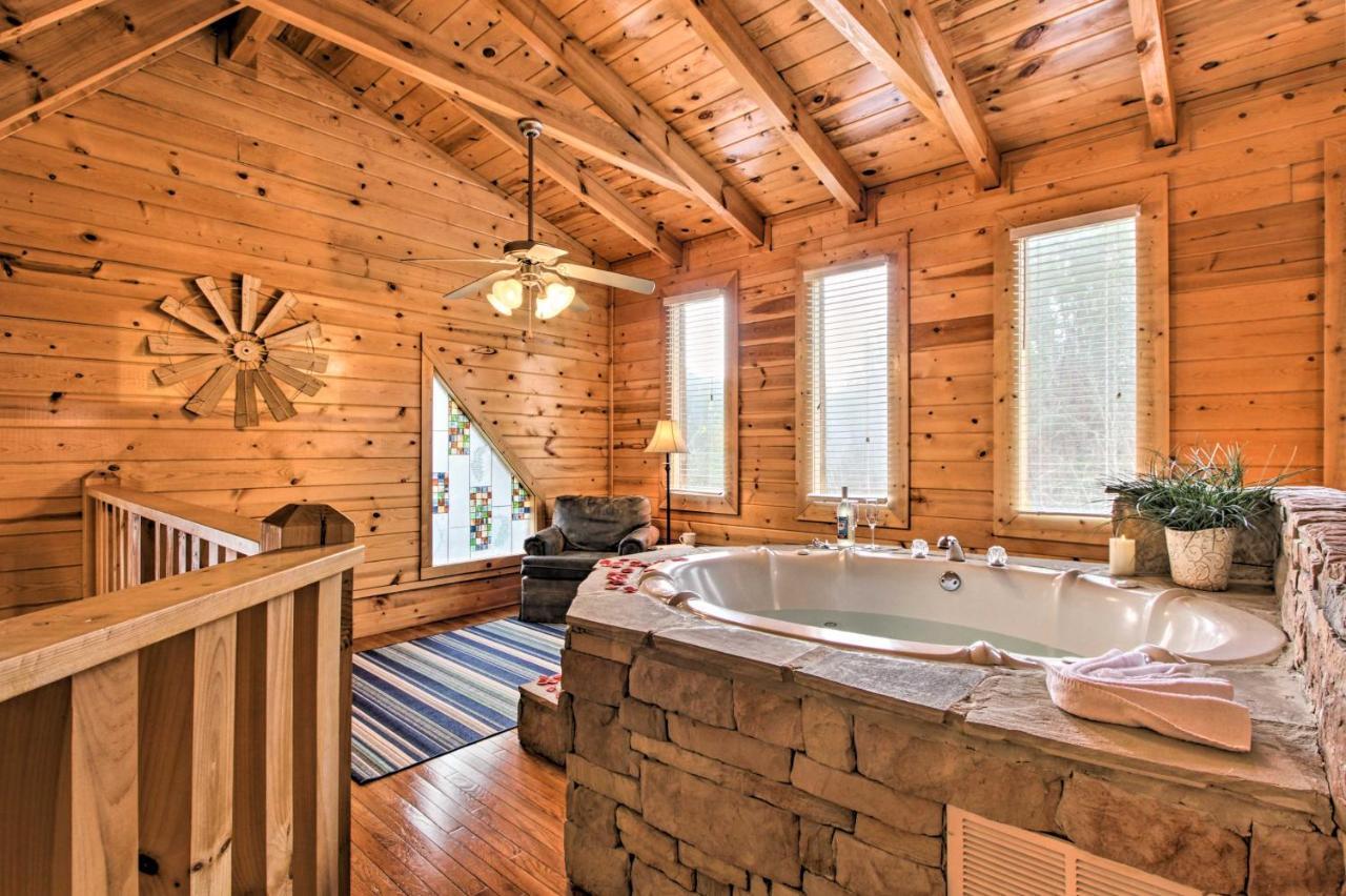 Romantic Cabin With Hot Tub In Pigeon Forge! Εξωτερικό φωτογραφία