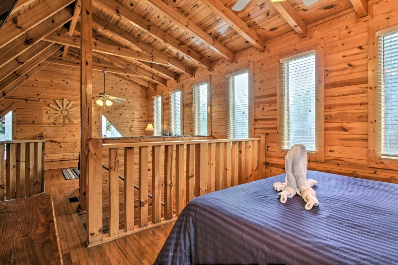 Romantic Cabin With Hot Tub In Pigeon Forge! Εξωτερικό φωτογραφία