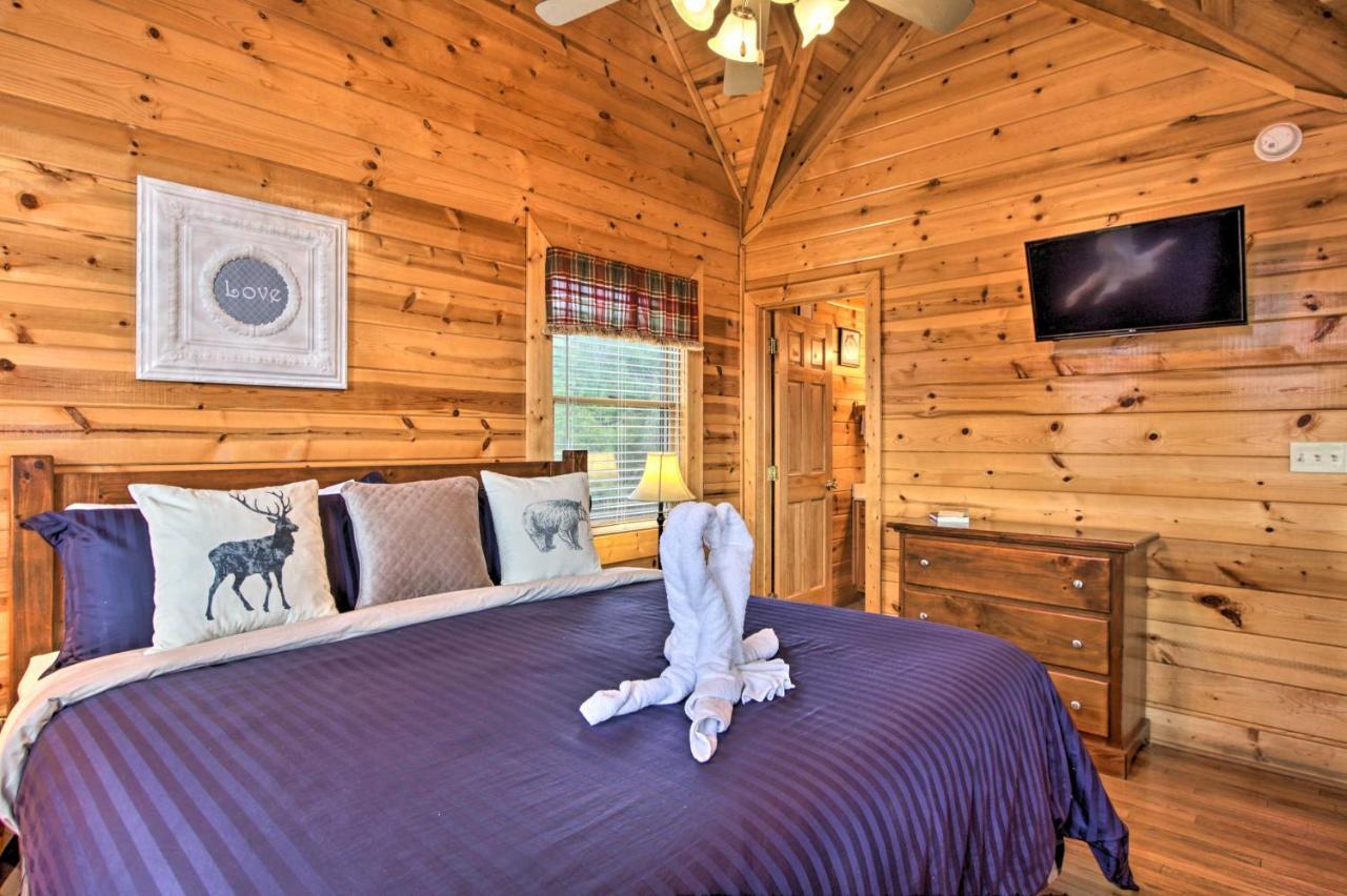 Romantic Cabin With Hot Tub In Pigeon Forge! Εξωτερικό φωτογραφία