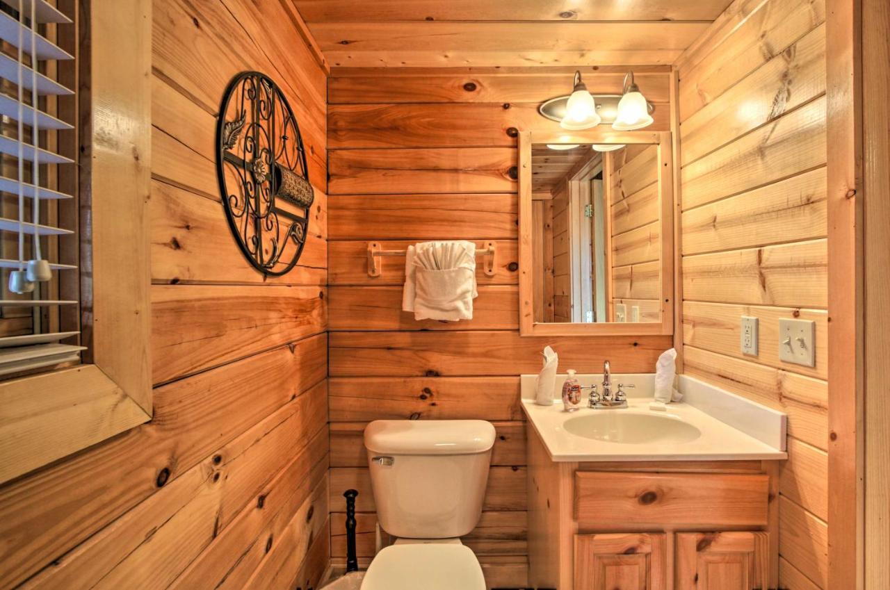 Romantic Cabin With Hot Tub In Pigeon Forge! Εξωτερικό φωτογραφία