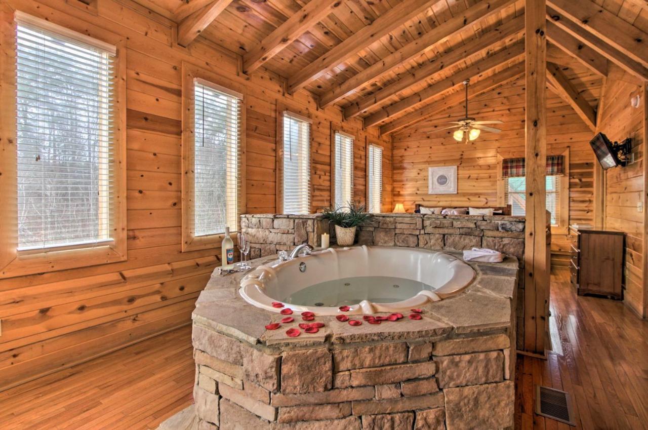 Romantic Cabin With Hot Tub In Pigeon Forge! Εξωτερικό φωτογραφία