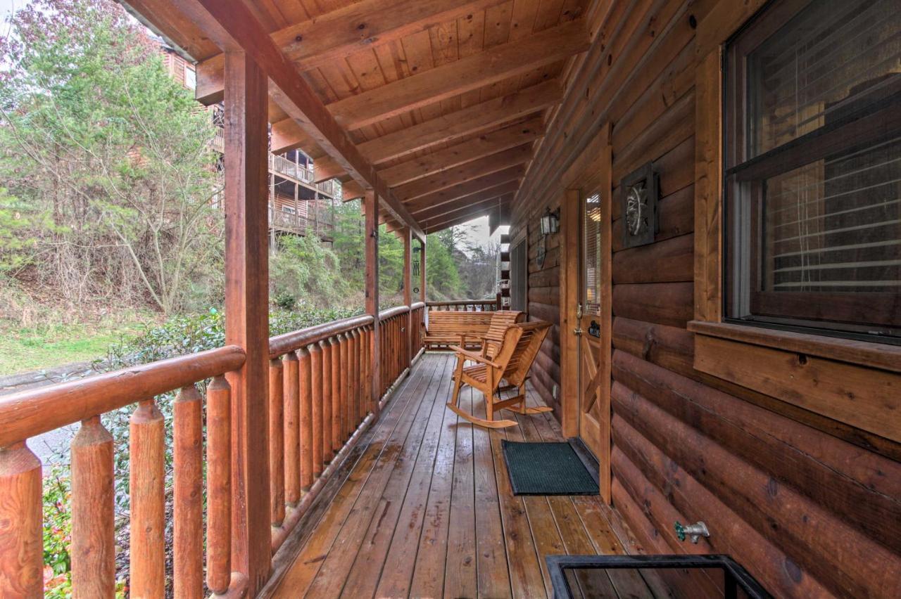 Romantic Cabin With Hot Tub In Pigeon Forge! Εξωτερικό φωτογραφία