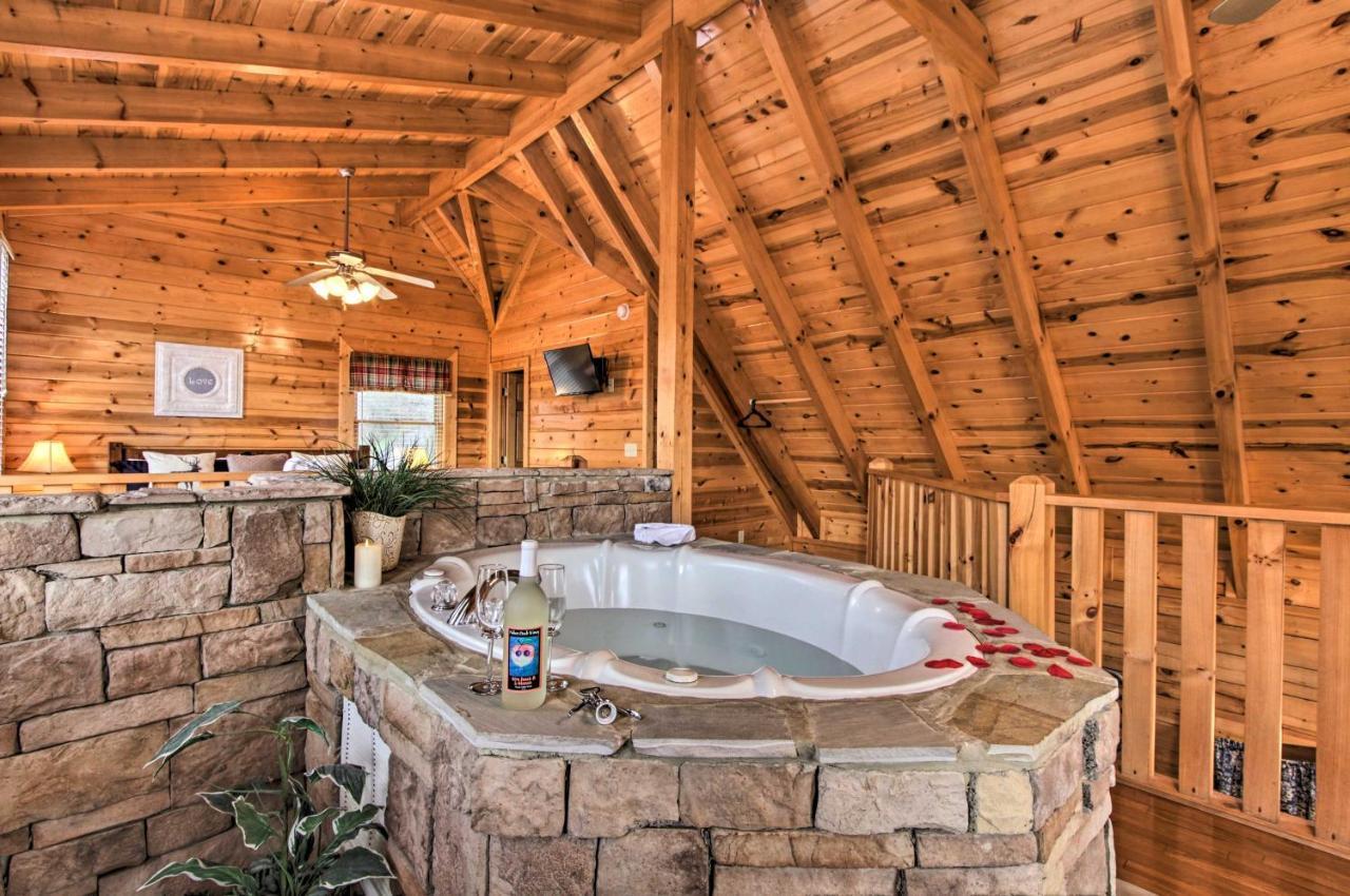 Romantic Cabin With Hot Tub In Pigeon Forge! Εξωτερικό φωτογραφία