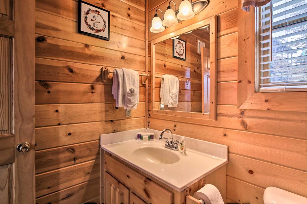 Romantic Cabin With Hot Tub In Pigeon Forge! Εξωτερικό φωτογραφία